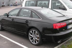 Audi A6 na parkingu 